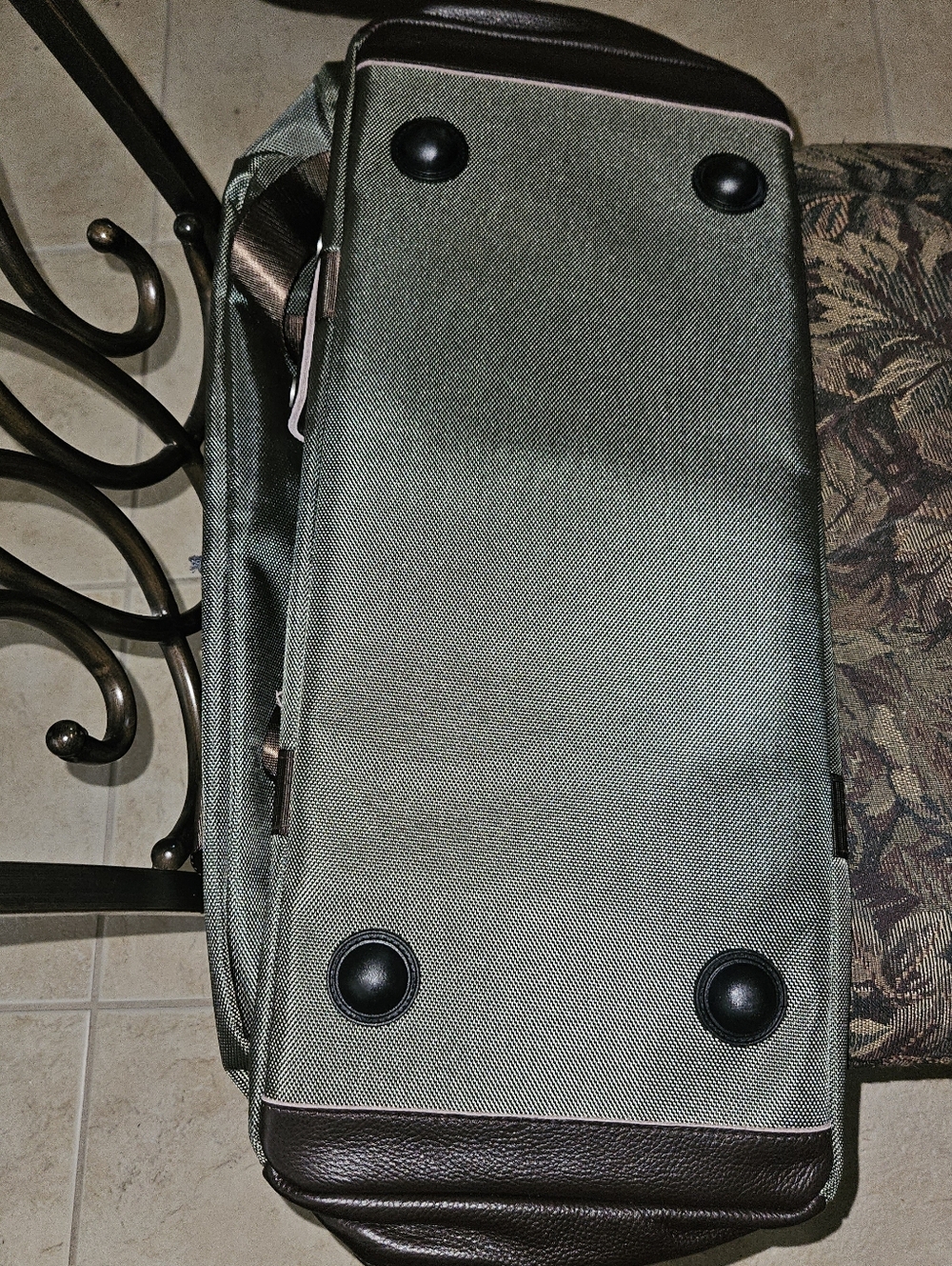 LARGE DUFFLE BAG, NEW! DESIGNER Carry On Bag, 24"X12" DUFFLE BAG, ABERCROMBIE - Picture 8 of 8